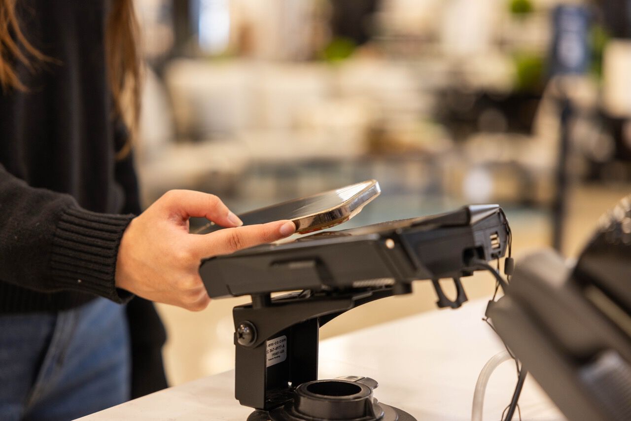 customer paying with Apple Pay at checkout
