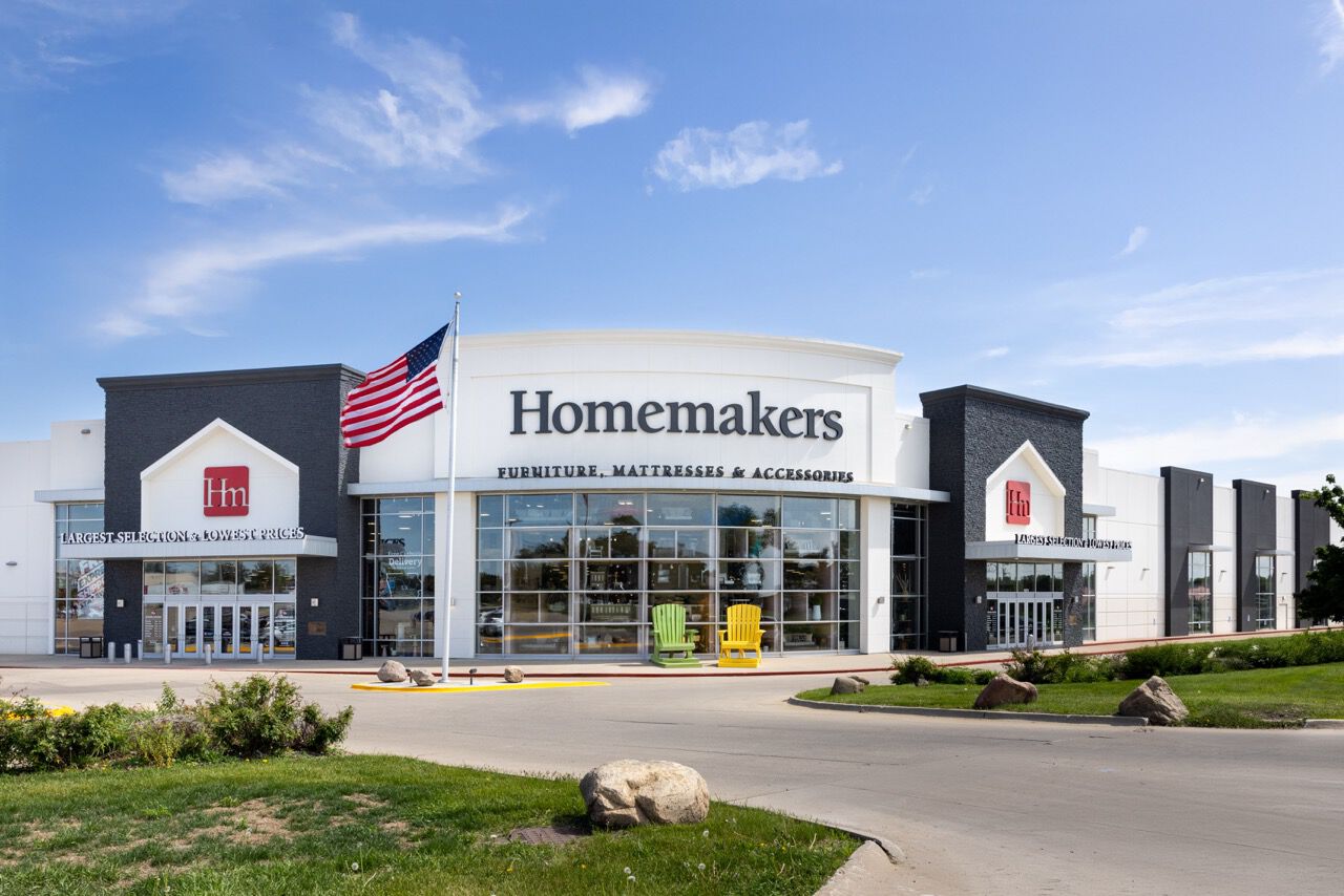 Wide shot of Homemakers Furniture store exterior