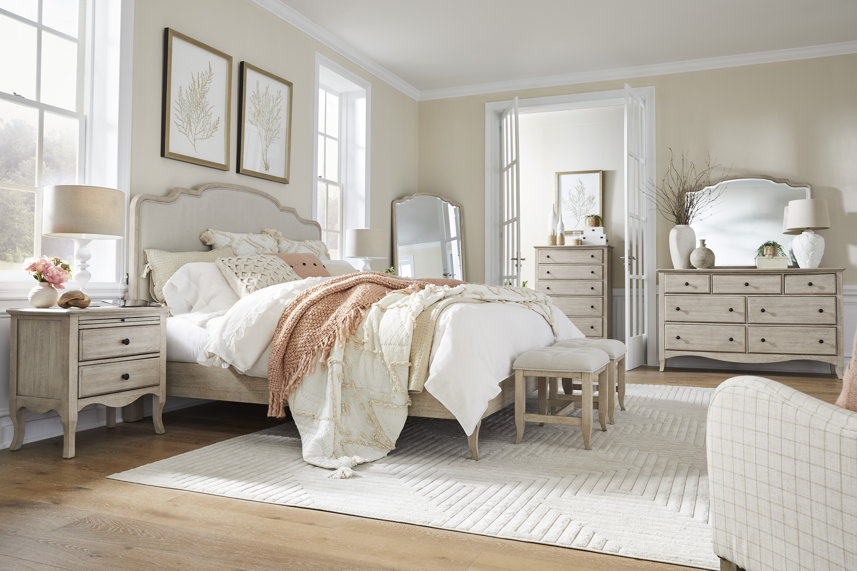 Traditional style bedroom