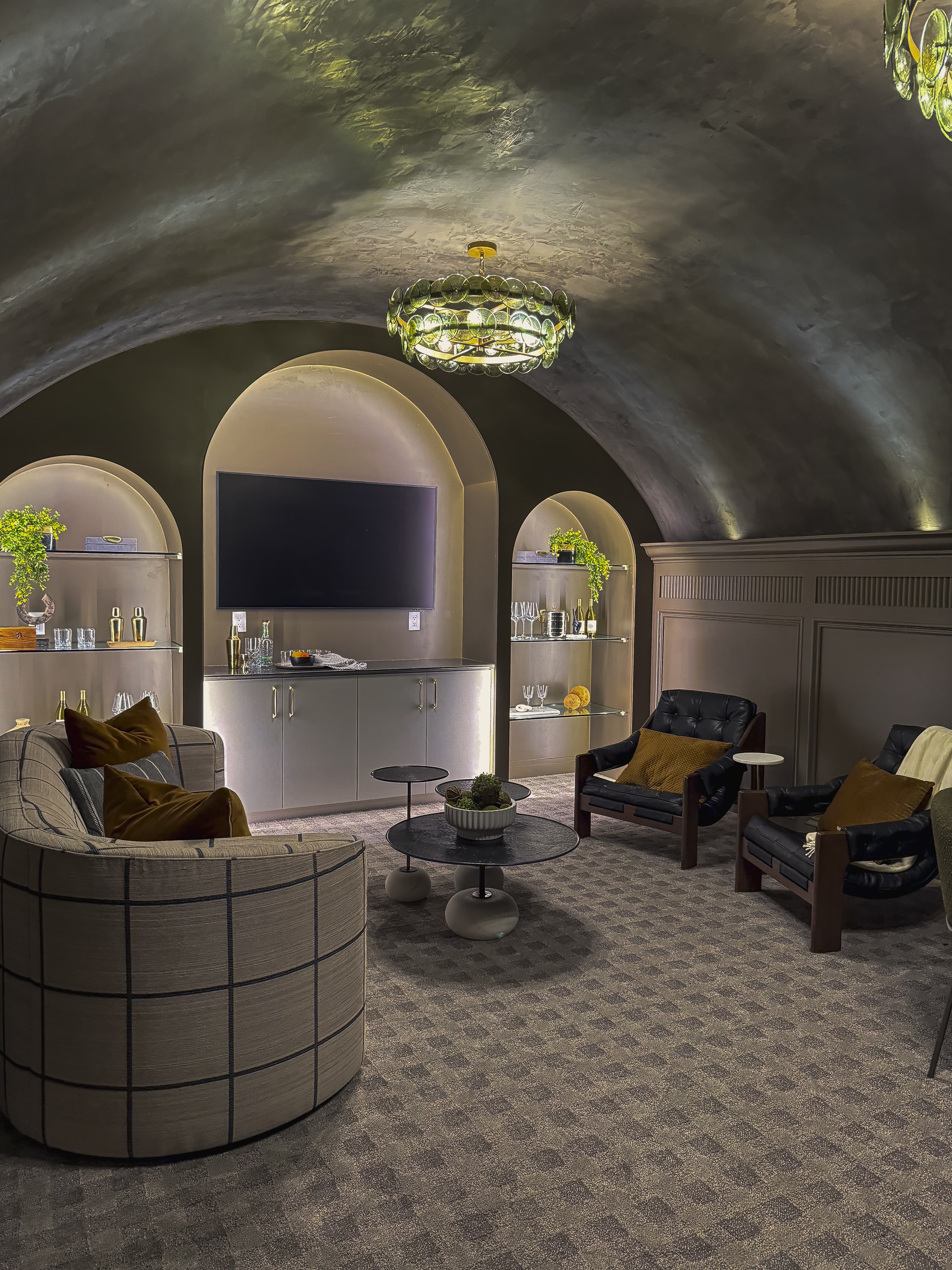 Cave-like curved ceiling loung space with black colorwash